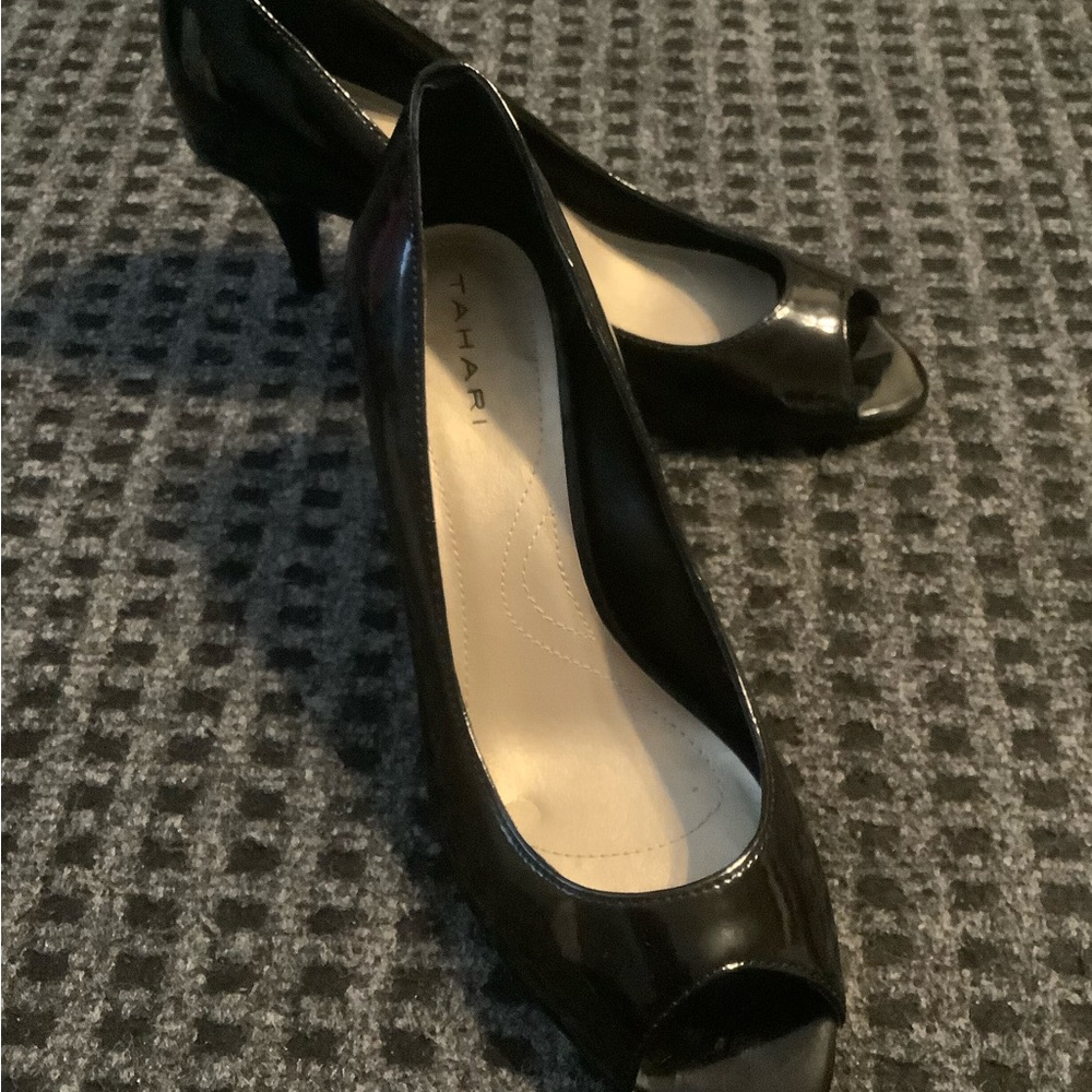 Tahari women’s black faux patent leather peep toe kitten heel pumps 7.5